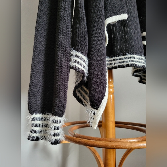 CANDIE'S | Black & White Shrug Sweater Size L - Picture 5 of 14